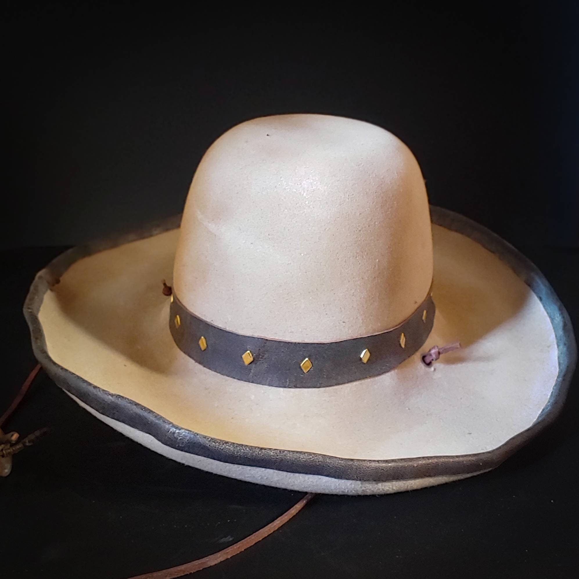 Comes in 6 3/4, 6 7/8, 7, 7 1/8 and 71/4. The "Elsa" replica from the show, 1883.